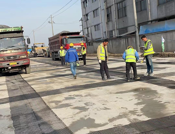 隆安老材料的新故事：玻璃纤维土工格栅如何在‘白改黑’浪潮中重获新生？