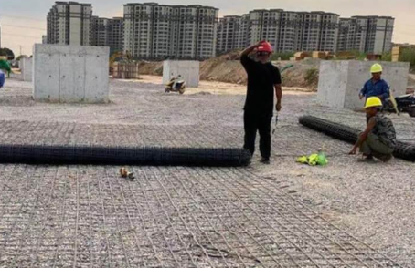 隆安土工格栅铺设前地基要怎么处理？